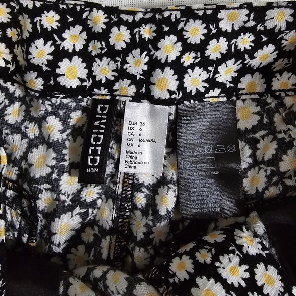 H&M DIVIDED Daisy Print Shorts w/ Tie Belt. Size 6. - Picture 3 of 3